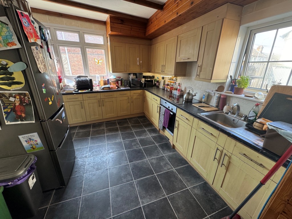Lot: 193 - COMMERCIAL AND RESIDENTIAL INVESTMENT - Flat - Kitchen